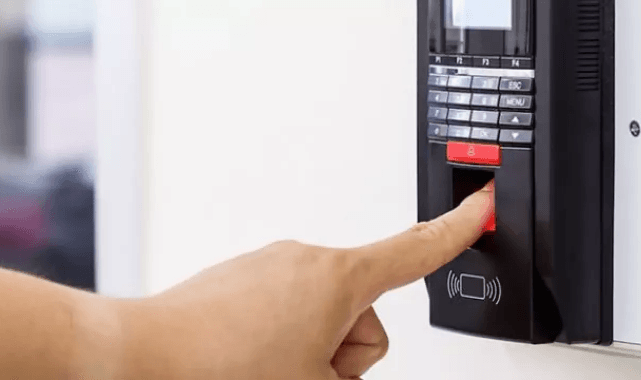 aym-parmak-iziyle-mesai-takibi-kisisel-verilerin-korunmasi-hakkini-ihlal-ediyor-1927